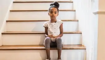 ילדה יושבת על מדרגות