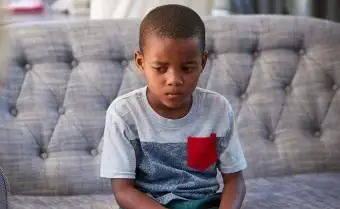 ילד צעיר ועצוב