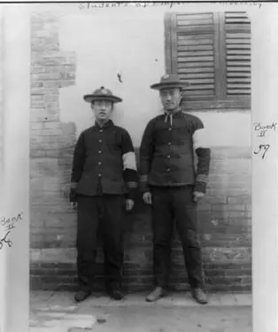 סטודנטים העונדים סרט זרוע לבן