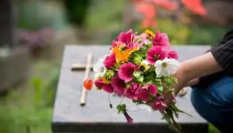 무덤에 꽃을 떠나는 여자