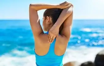 해변에서 스트레칭하는 여자