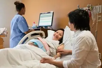 病院のベッドで準備ができている妊婦