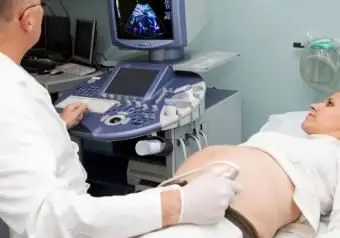 Tehotná žena má ultrazvuk