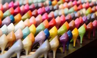 Tacchi colorati in mostra