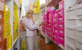 Donna nel magazzino di scarpe shoe