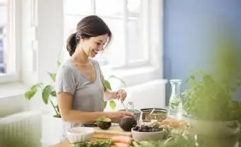 Mujer preparando comida sana en su cocina