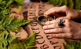 כיצד להשתמש בלוח של Ouija: 10 צעדים לתקשורת עם רוחות