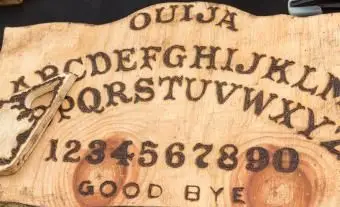 Come creare la tua tavola Ouija: idee fai-da-te con passaggi