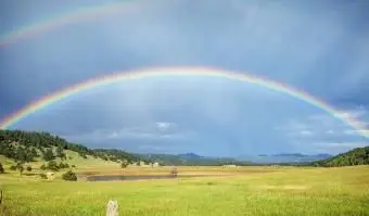 נוף נוף של קשת מעל שדה