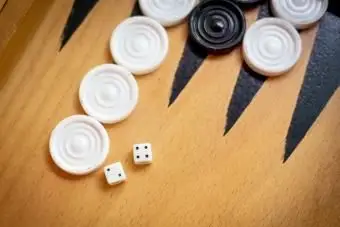 슬롯과 주사위와 나무 주사위 보드