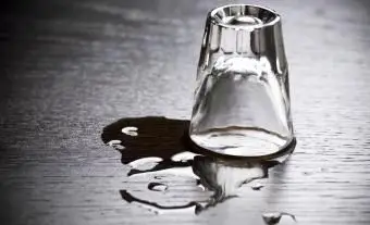 알코올은 테이블에 거꾸로 컵을 쐈 어.