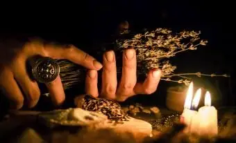 古い魔法のテーブルの上のろうそくからの光