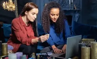 あなたのクラフトを練習するための5つの無料のスペルキャスターオンライン