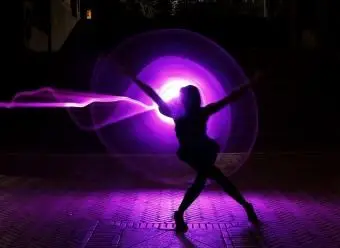 Mulher dançando na luz roxa