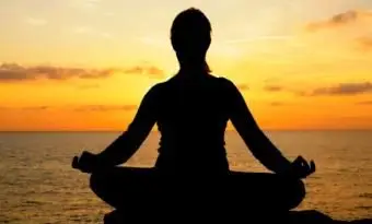 Com que frequência você deve praticar ioga (com horários)