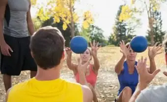 זורק כדור תרופות זה לזה