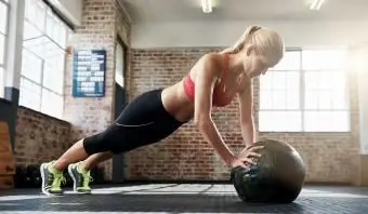 אישה עושה קרשי כדור