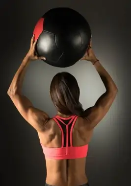 אישה מחזיקה כדור של תרופות מעל הראש