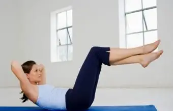 Exercício de flexão elevada do joelho