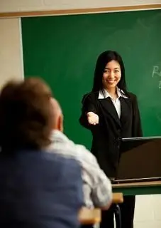 MBAの学位を取得して大学のクラスを教えることはできますか