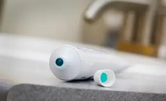 치약 튜브 열기