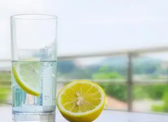 Glas Wasser mit Zitrone