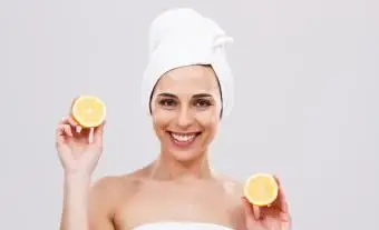 Mit Zitronensaft bei Pickeln helfen