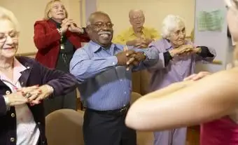 קשישים בשיעור מתיחות