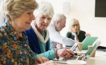 Staršie ženy používajúce notebooky