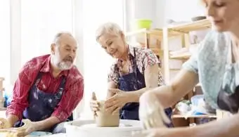 Seniori používajú hrnčiarsky kruh v štúdiu