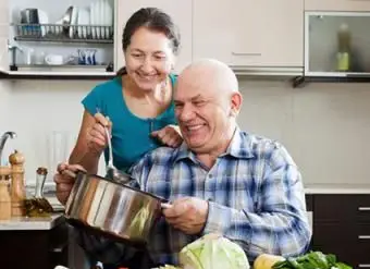 一緒に料理をする先輩