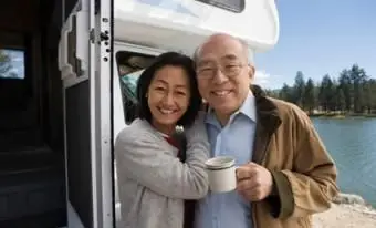 RVロードトリップの年配のカップル