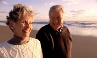 ビーチを楽しむ年配のカップル