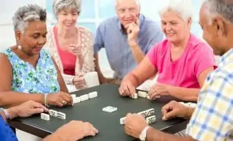 Juegos y actividades adaptables para personas mayores