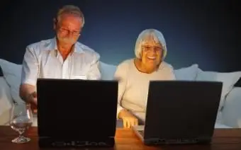 קשישים המשחקים במשחקי מחשב