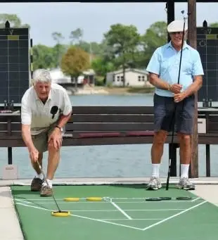 קשישים משחקים shuffleboard
