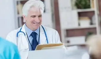 il dottore parla con il paziente