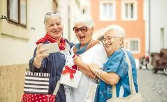 שלוש נשים שנוסעות יחד