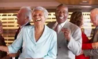 personnes âgées dansant