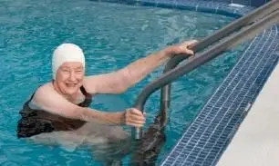 Świetne ćwiczenia w wodzie dla seniorów, które poprawią Twoją kondycję