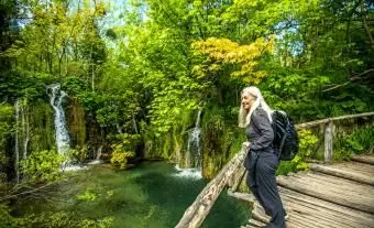 žena pri pohľade na nádherné vodopády