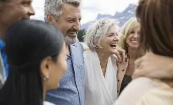 skupina priateľov sa smeje