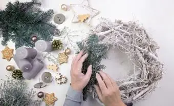 クリスマスリースを飾る年上の女性