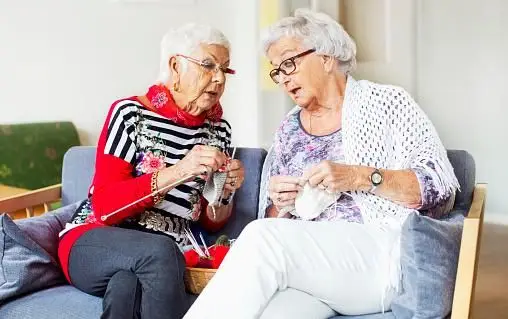 編み物をする年配の女性