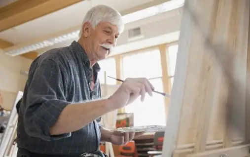 アートクラスで絵を描く男