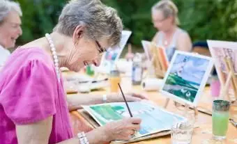 高齢者のための工芸品：創造性を発揮するための楽しくて簡単なアイデア