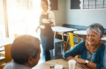 Coppia senior in chat in cafe