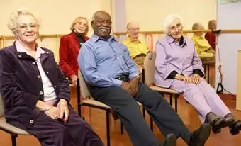 Anziani in classe di stretching di gruppo