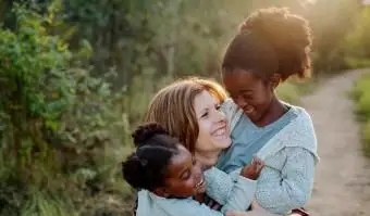 Fröhliche Mutter mit Töchtern