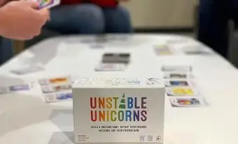 Niestabilna gra podstawowa jednorożców